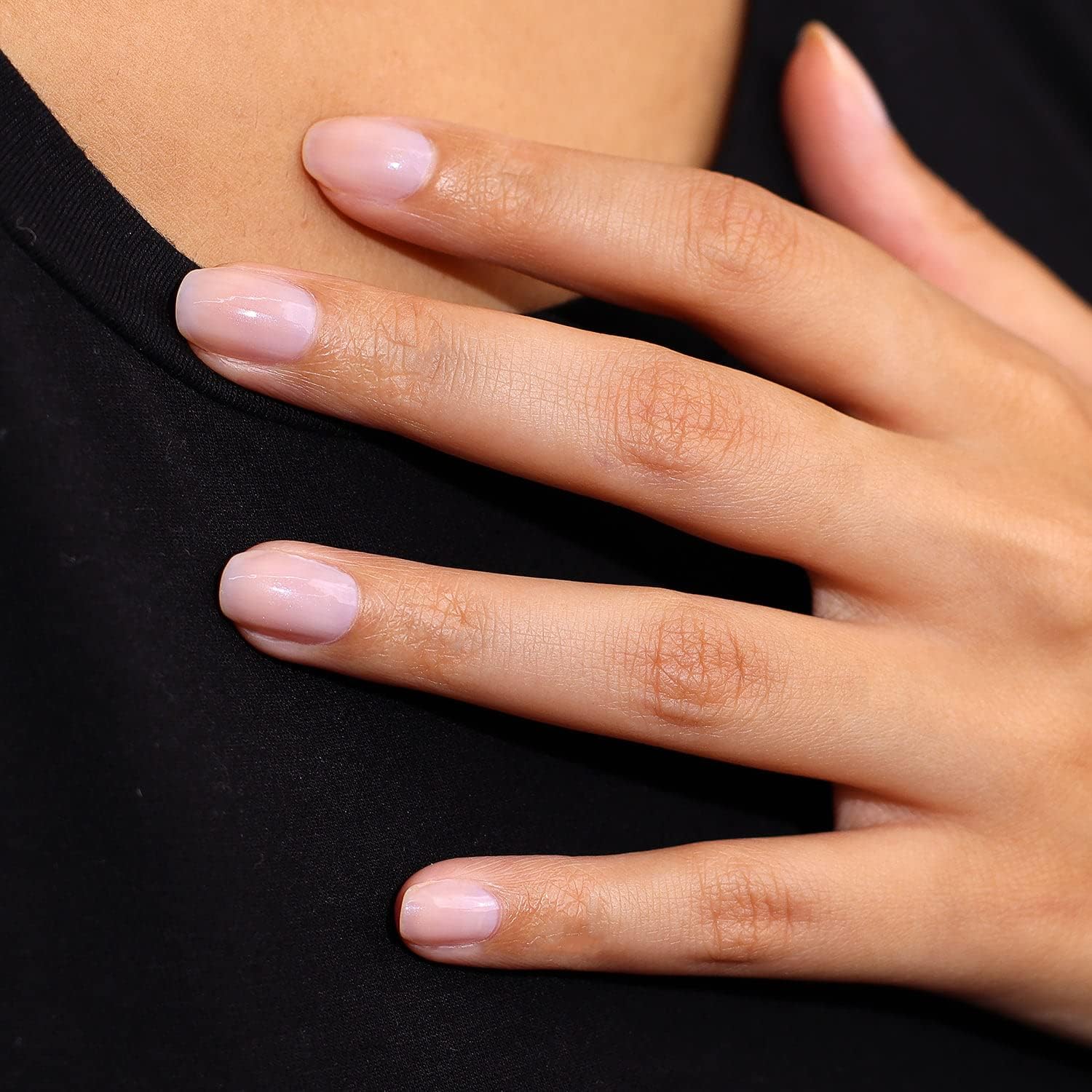 Schlichte Maniküre mit rosa Nägeln, die einen natürlichen Look und subtilen Glanz zeigen.