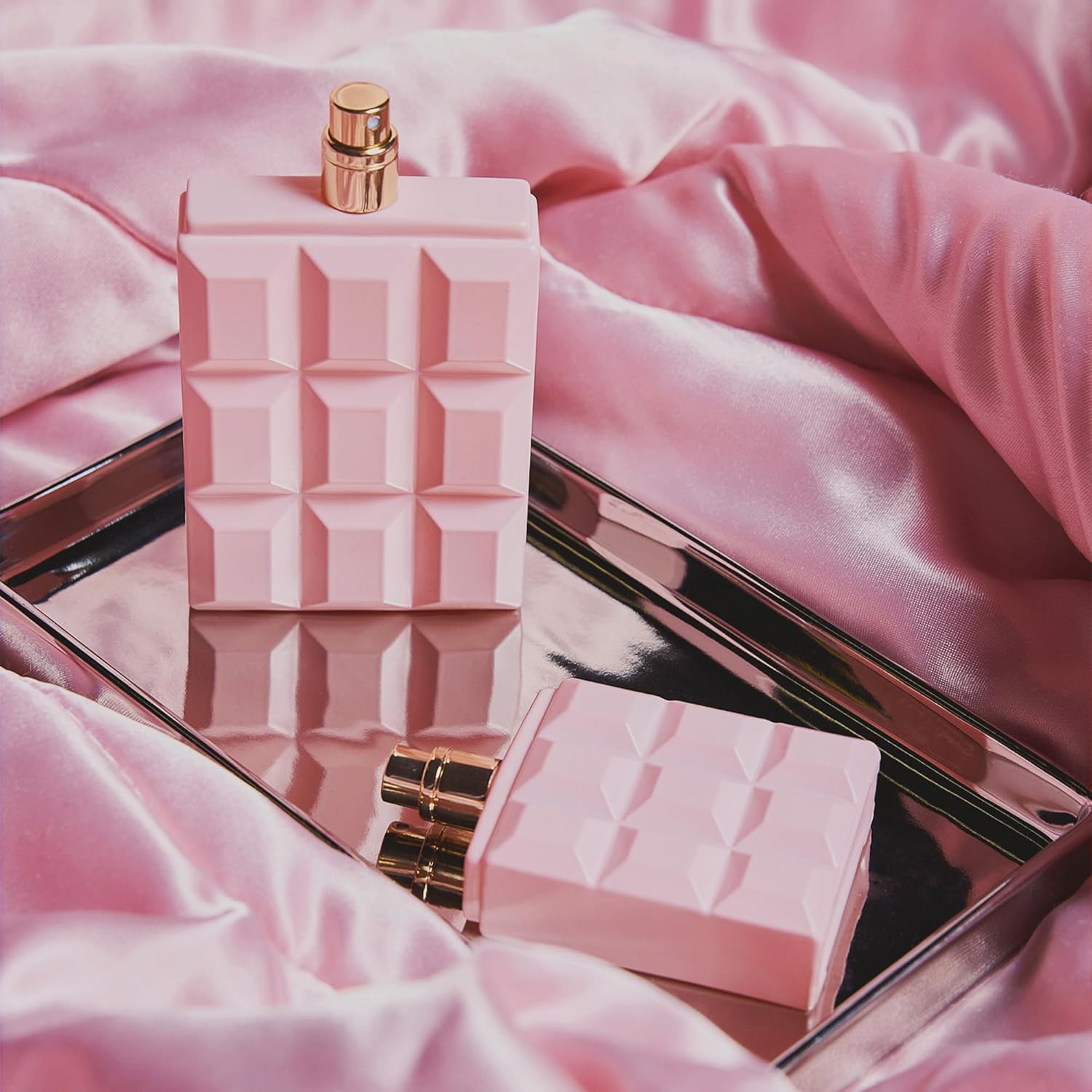 Glinterra Aroma‑Eleganz Parfümflaschen auf einem silbernen Tablett mit rosa Samtstoff
