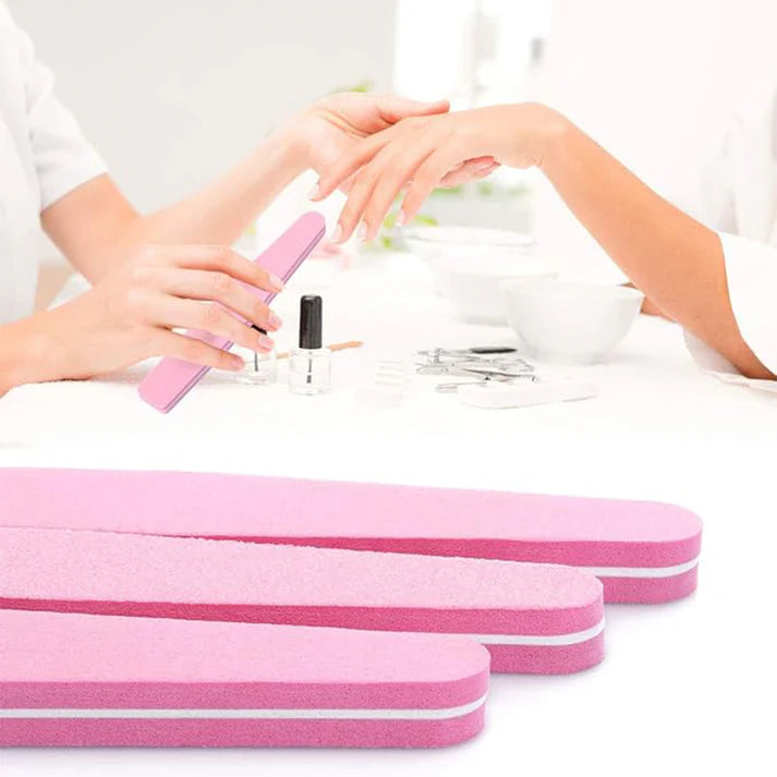 Glinterra – Elektrischer Hornhautentferner: Anwendung der Nagelpflege mit pinken Feilen.